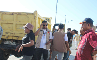 Anggota Bawaslu Kabupaten Sabu Raijua, Dikson Hau Pia saat melakukan Pengawasan Penndistribusian Logistik Ke Kecamatan Raijua