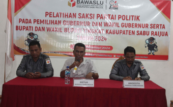 Ketua Bawaslu Kabupaten Sabu Raijua, Markus Haba, S.Sos Saat Menyampaikan Araha Pada Kegiatan Pelatihan Saksi Peserta Pemilihan 2024