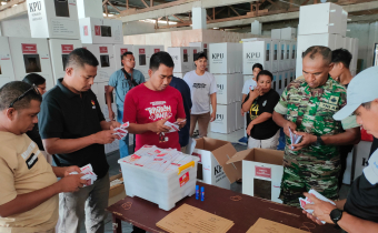 Anggota Bawaslu Sabu Raijua, Dikson Hau Pia mengawasi pengepakan Logistik Pemilihan 2024