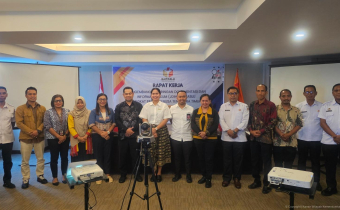 Anggota Bawaslu NTT Bersama Jajaran Pose Bersama Jajaran Kemenkumham dalam Rapat Penegembangan JDIH