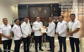 Ketua Bawaslu Sabu Raijua, Markus Haba, saat menyerahkan Laporan Penggunaan Dana Hibah pada Pilkada serentak Tahun 2025 kepada Bupati Sabu Raijua, Krisman B Riwu Kore