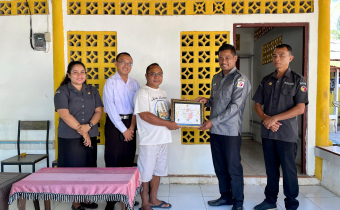 Penyerahan Piagam Penghargaan Kepada Dewan Paroki Santo Paulus Seba