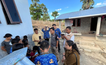Anggota Bawaslu Sabu Raijua bersama staf melakukan uji petik PDPB
