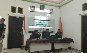 Ketua Dan Anggota Bawaslu Sabu Raijua saat mengikuti Zoom Pengelolaan dan Pelayanan Data dan Informasi